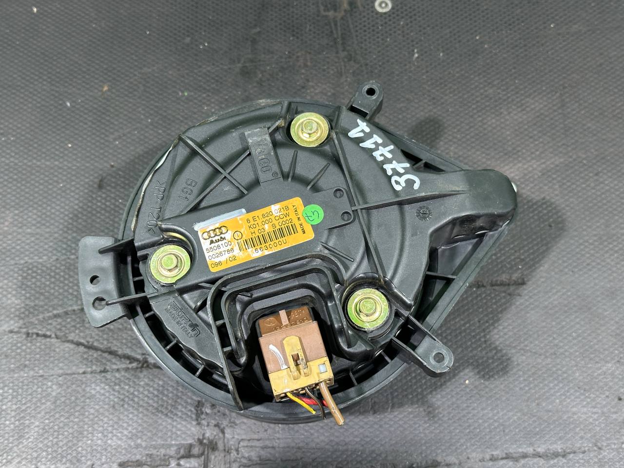 (37711) Моторчик печки Audi A4 B6 2004 8E1820021B фото-4