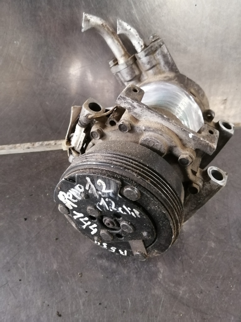 (144) Компрессор кондиционера Renault Clio 1997 1,2 i Sanden8200037058 - фото1
