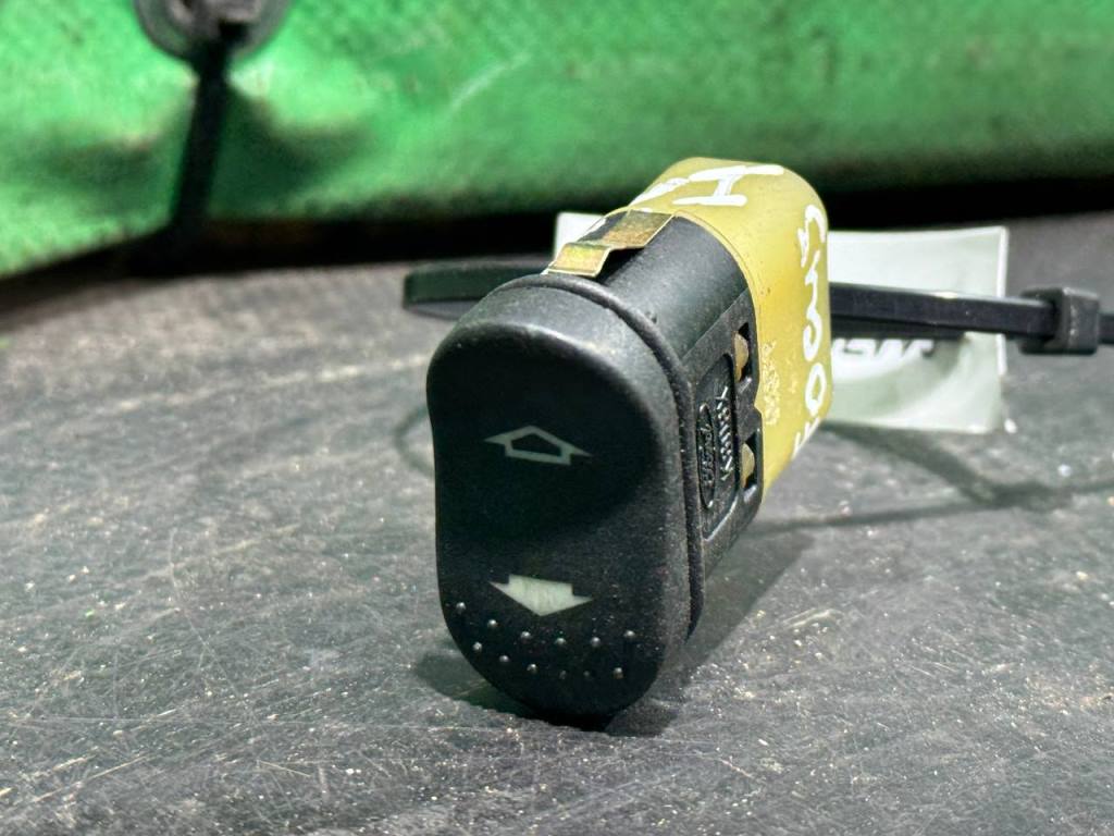 (61472) Кнопка стеклоподъемника переднего правого Ford Focus I 2001 - фото1