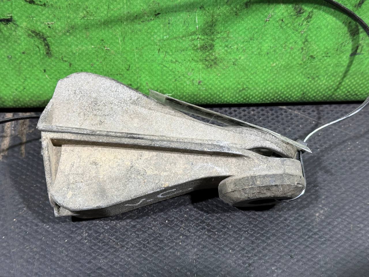 (28097) Кронштейн радиатора Opel Vectra C 2004 фото-3