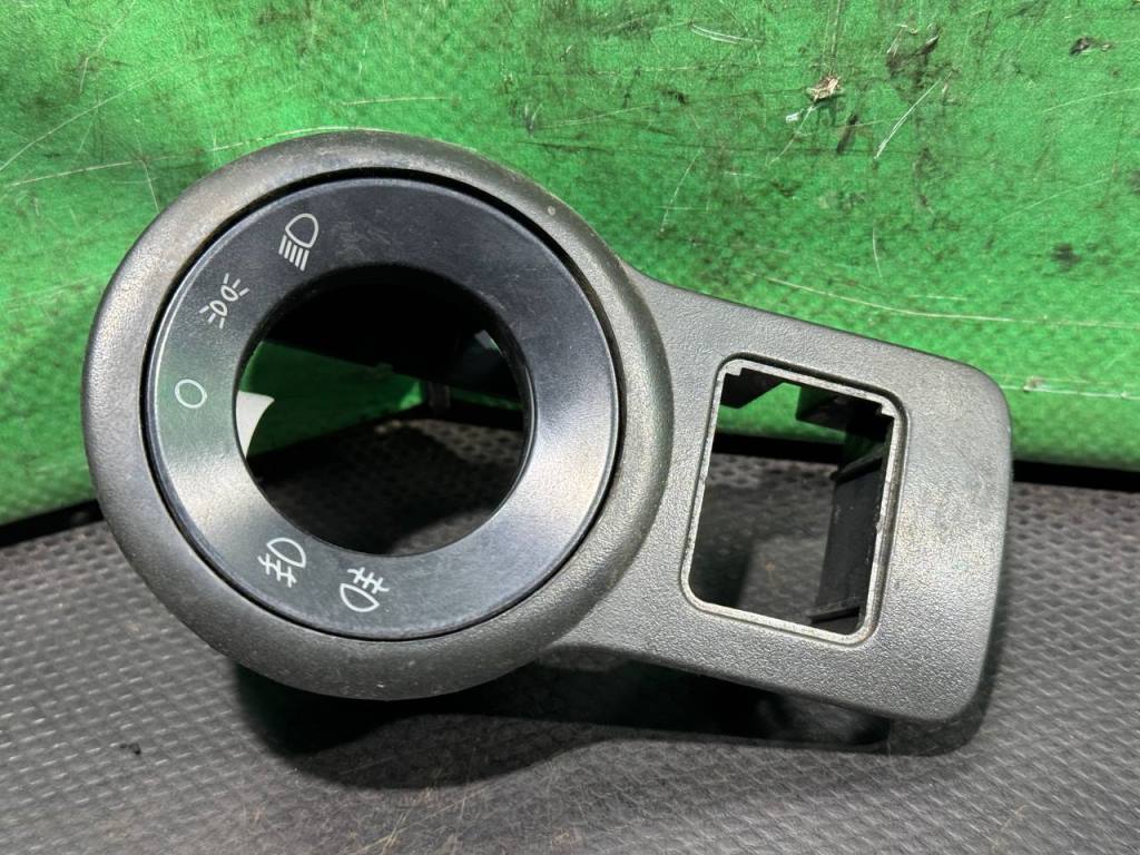 (55879) Накладка декоративная на торпедо Skoda Octavia 2000 1U1941565A - фото1