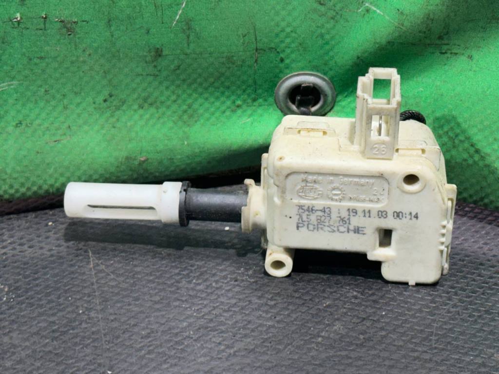 (55708) Активатор замка багажника Porsche Cayenne 2004 7L5827761 - фото2