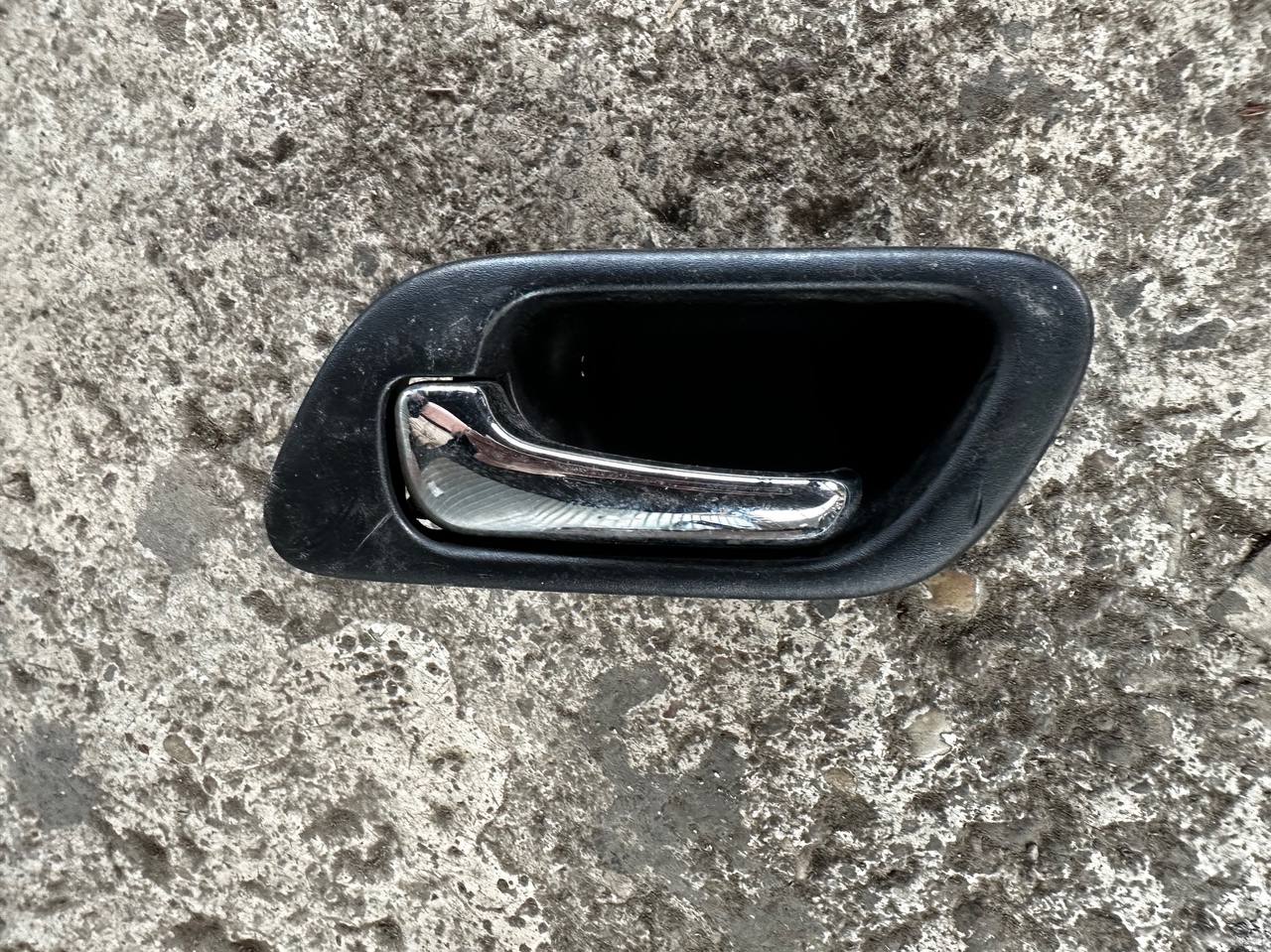 (30814) Ручка внутренняя задняя левая Honda Accord VI 2000 - фото1