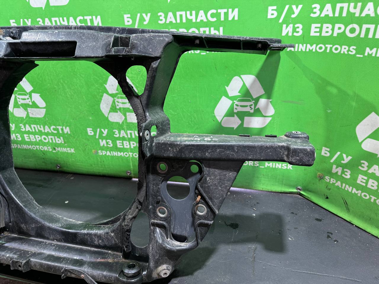 (6) Передняя панель крепления облицовки (телевизор) Audi A6 C5 2000 фото-9