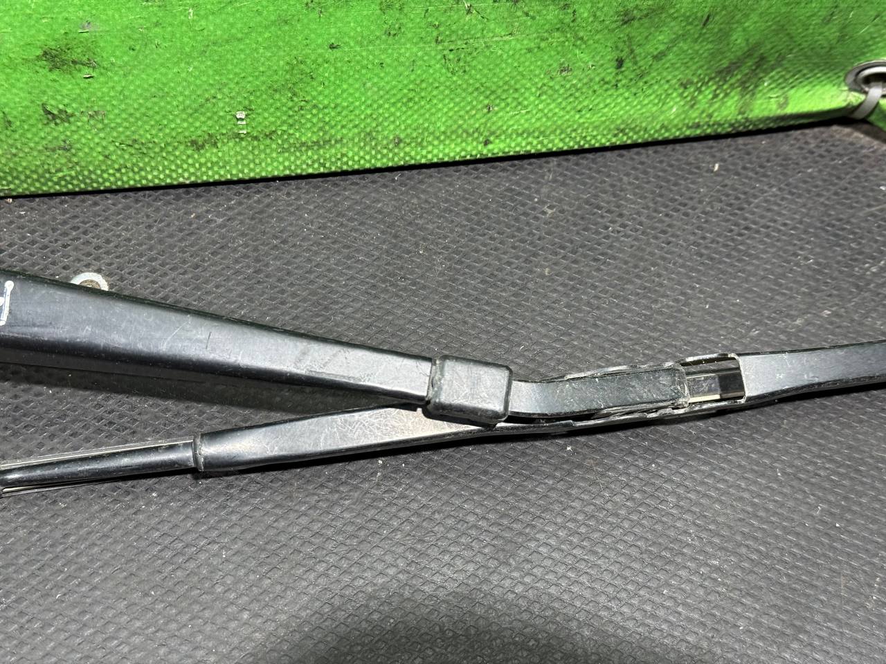 (20477) Щеткодержатель задний Peugeot Partner 1999 фото-3