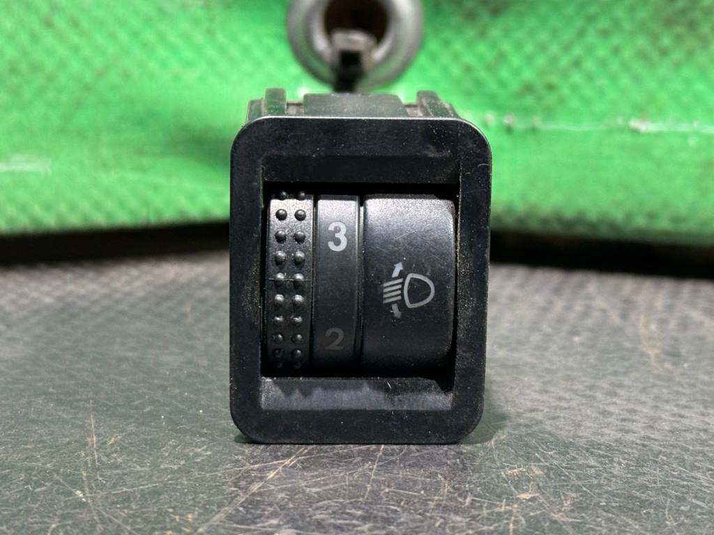 (55878) Кнопка регулировки фар Skoda Octavia 2000 1U0941333 - фото1