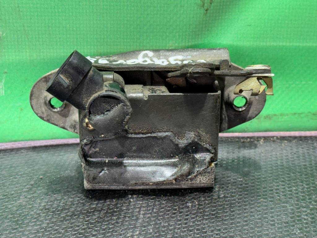 (52310) Замок багажника Chrysler Voyager 1998 - фото1