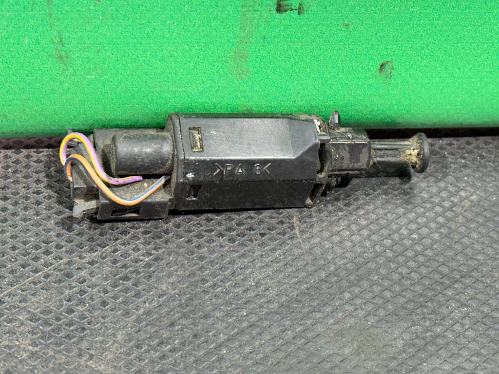 (50168) Выключатель концевой (концевик) Volkswagen Sharan 2002 1,9 TDi 927189D (50168) Выключатель концевой (концевик) Volkswagen Sharan 2002 1,9 TDi 927189D