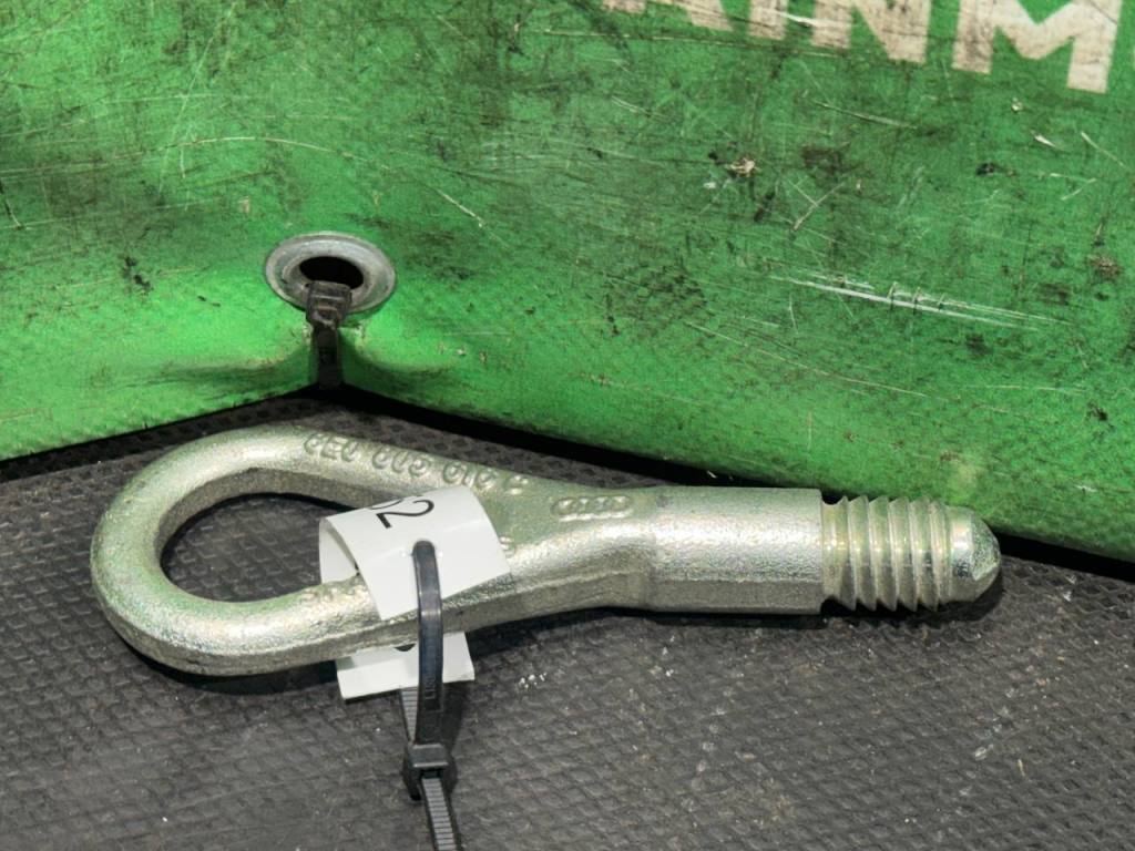(60852) Крюк буксировочный Audi A4 B7 2006 8E0805616C - фото1