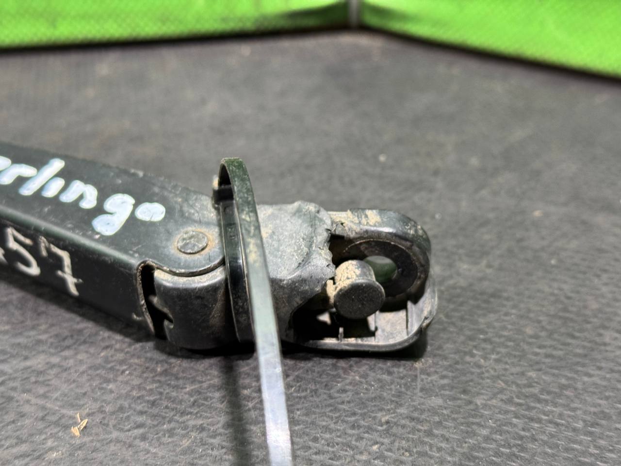 (6757) Щеткодержатель задний Citroen Berlingo 2002 фото-2