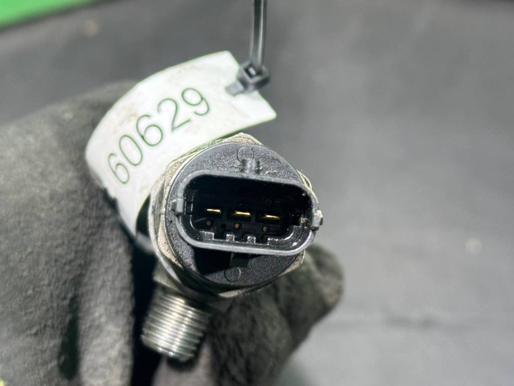 (60629) Топливная рампа Volvo S80 2006 2,4 TD 0445215023, 0281002712 - фото2