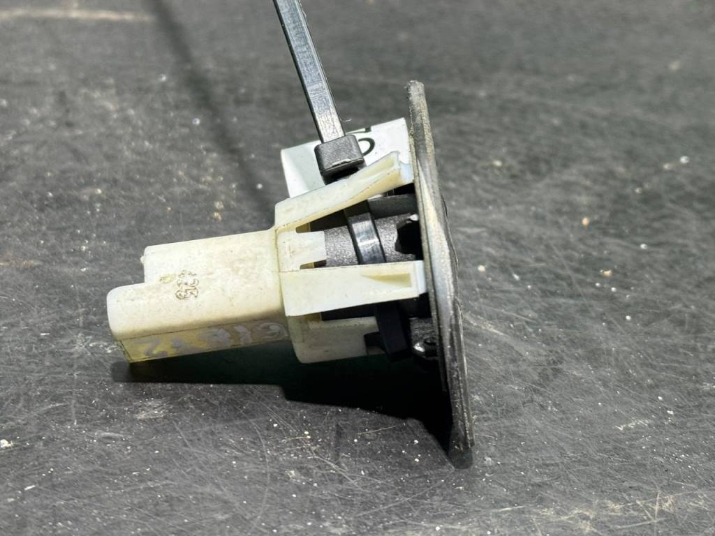 (61872) Кнопка открытия багажника Renault Megane II 2006 8200110098 - фото2