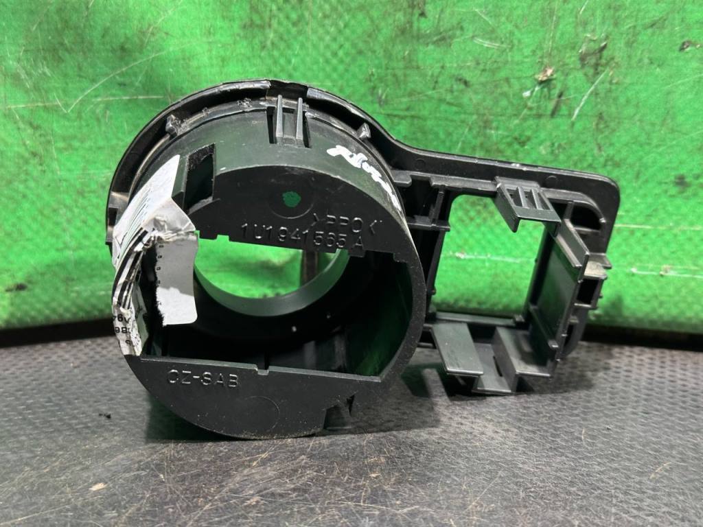 (55879) Накладка декоративная на торпедо Skoda Octavia 2000 1U1941565A - фото2