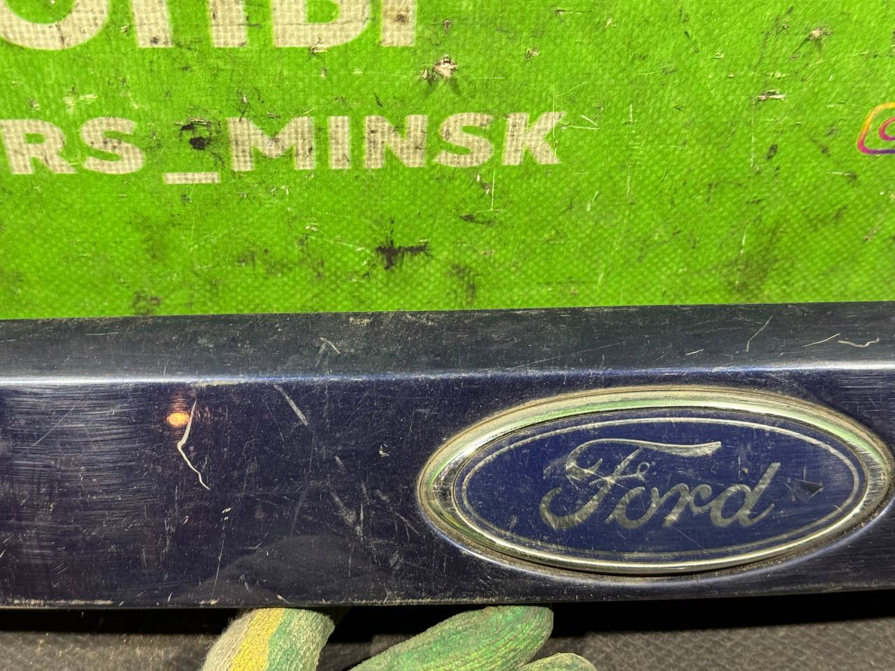 (283) Накладка подсветки номера Ford Mondeo 3 2003 1S71F43400 фото-3 (283) Накладка подсветки номера Ford Mondeo 3 2003 1S71F43400 фото-3