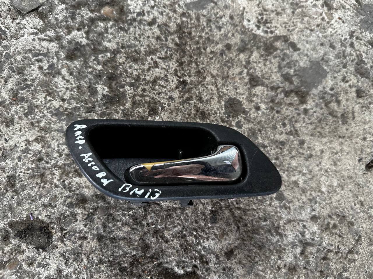 (30815) Ручка внутренняя передняя правая Honda Accord VI 2000 - фото1