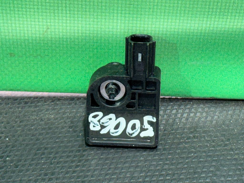 (50068) Датчик удара Tesla Model S 2018 100527400B фото-2