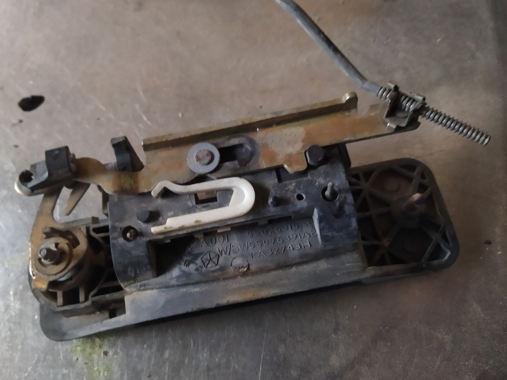 (6060) Ручка бардачка Jeep Cherokee 1998 55076016AB - фото2 (6060) Ручка бардачка Jeep Cherokee 1998 55076016AB - фото2